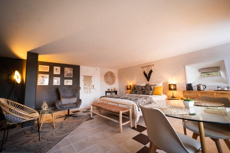 Studio Les Vignes de 32 m² avec lit 160x200 en linge de lin, coin repas et décoration bohème chic au Château Papounan, chambre d’hôtes de charme à Saint-Estèphe, Médoc.